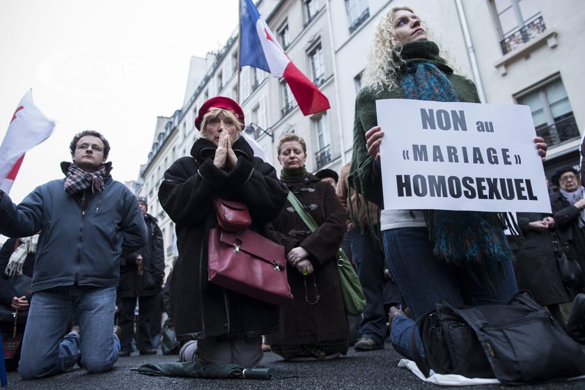 Френското правителство разпусна крайнодясната католическа партия Civitas обвинявайки я в