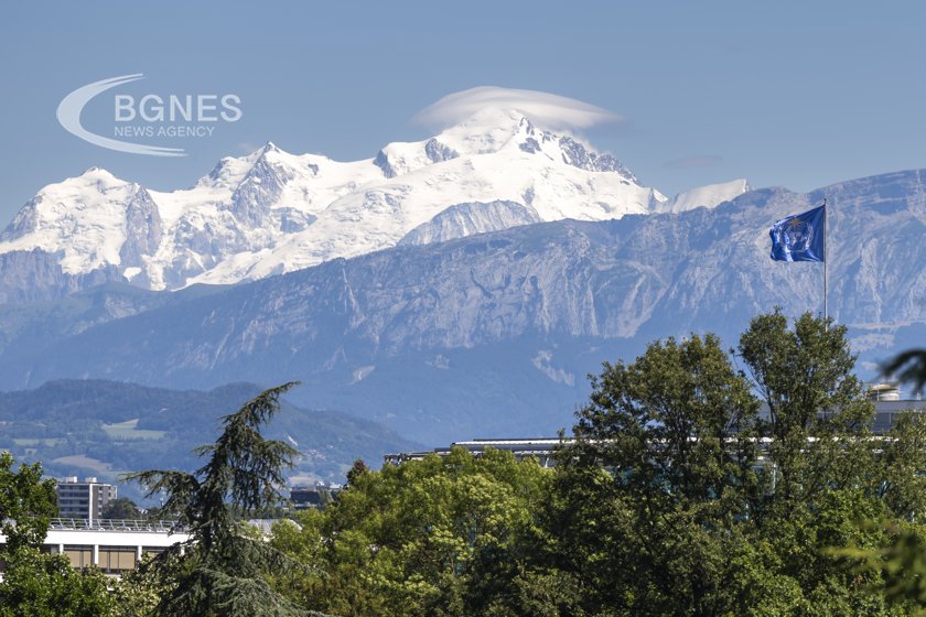 Най-високия връх във Франция Монблан се е свил с над
