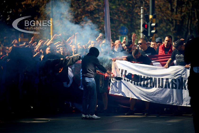 Феновете на ЦСКА тръгнаха на шествие към Националния стадион за