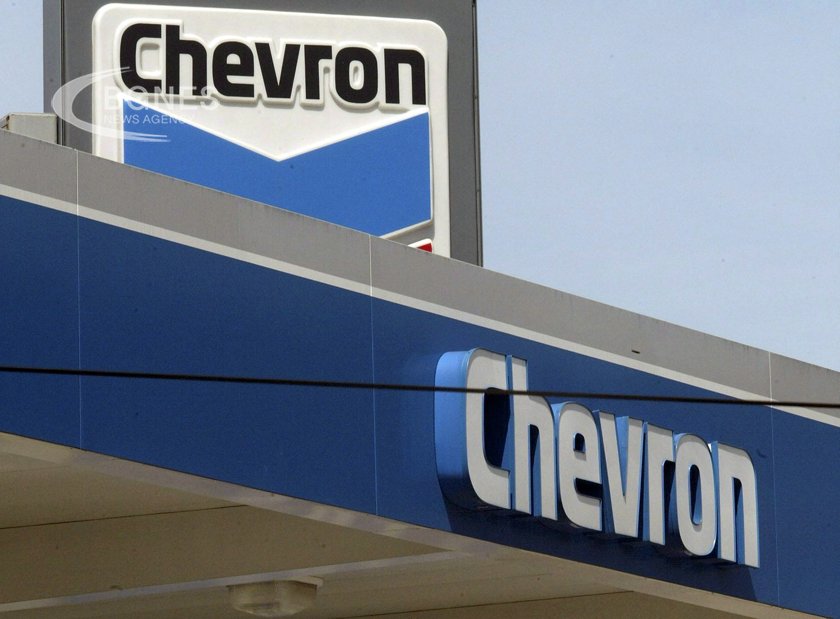 Американският енергиен гигант Chevron съобщи в понеделник че е спрял
