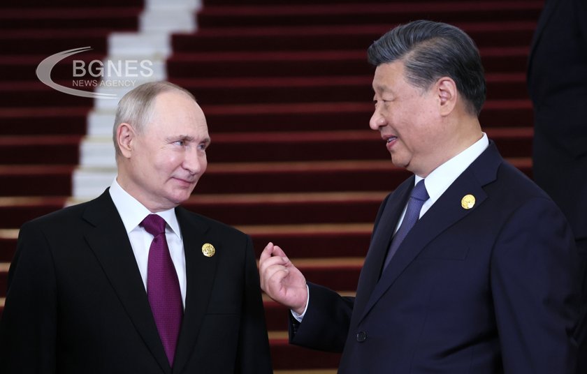 Китайският лидер Си Дзинпин приветства своя скъп приятел руския президент