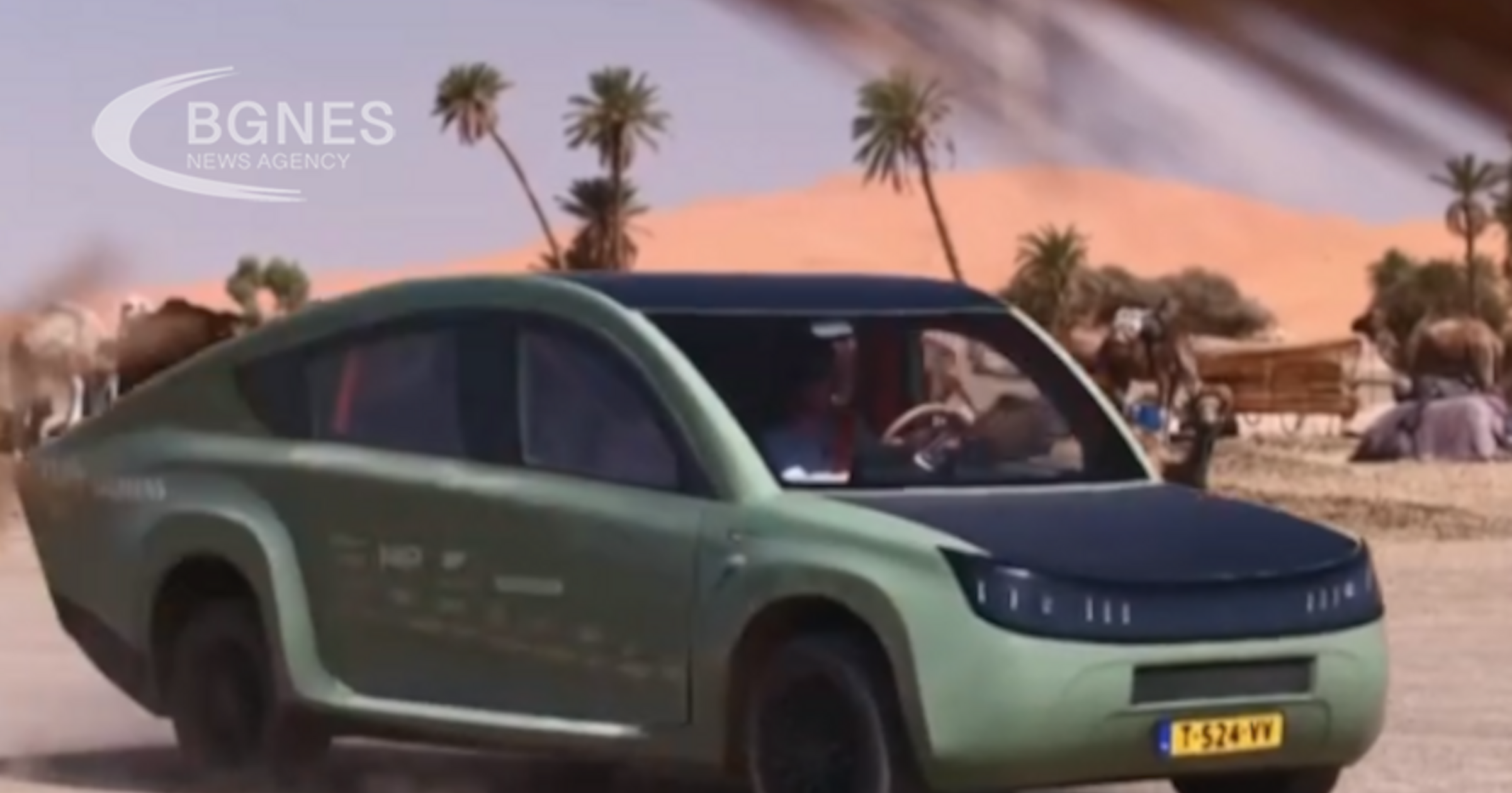 В един слънчев ден в Мароко малък зелен автомобил със