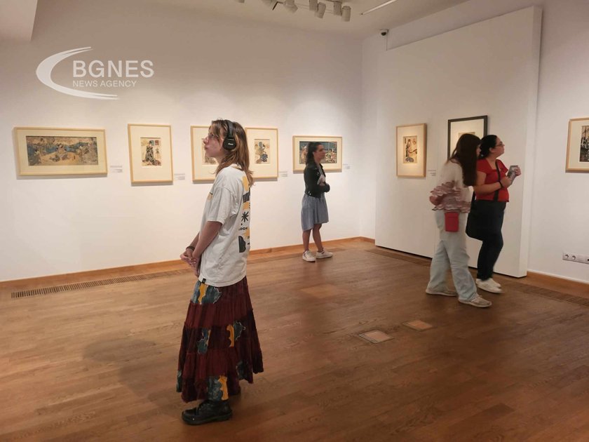 Любители на изкуството прекарват следобедния неделен ден в Национална галерия