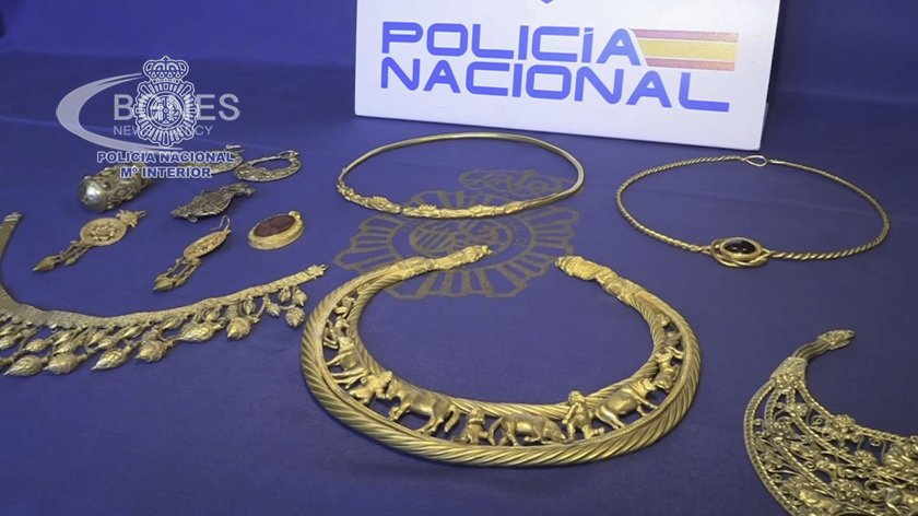 Испанската полиция съобщи че е конфискувала вековни златни артефакти на