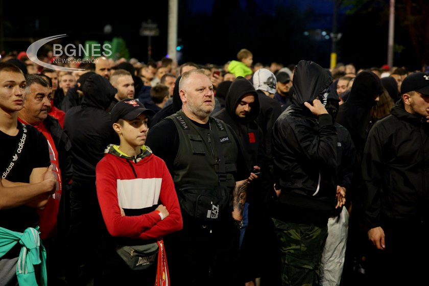 Привърженици на ЦСКА блокираха движението на площад Орлов мост предаде