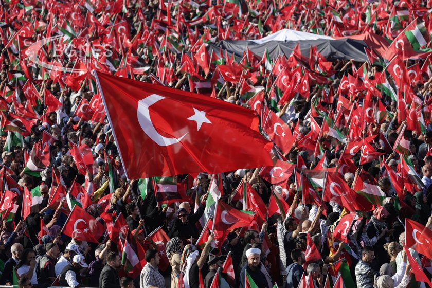 Знамена украсяват улиците на Турция, в едно с гигантски портрети
