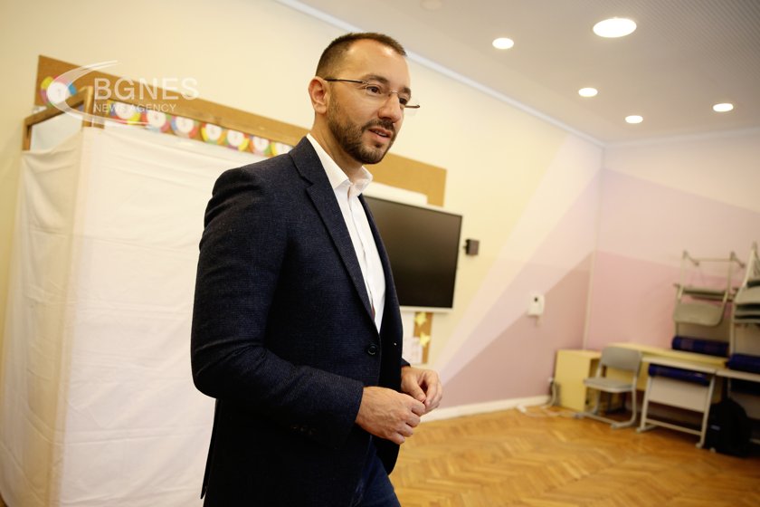 Кандидатът за кмет на ГЕРБ СДС Антон Хекимян излезе с първи