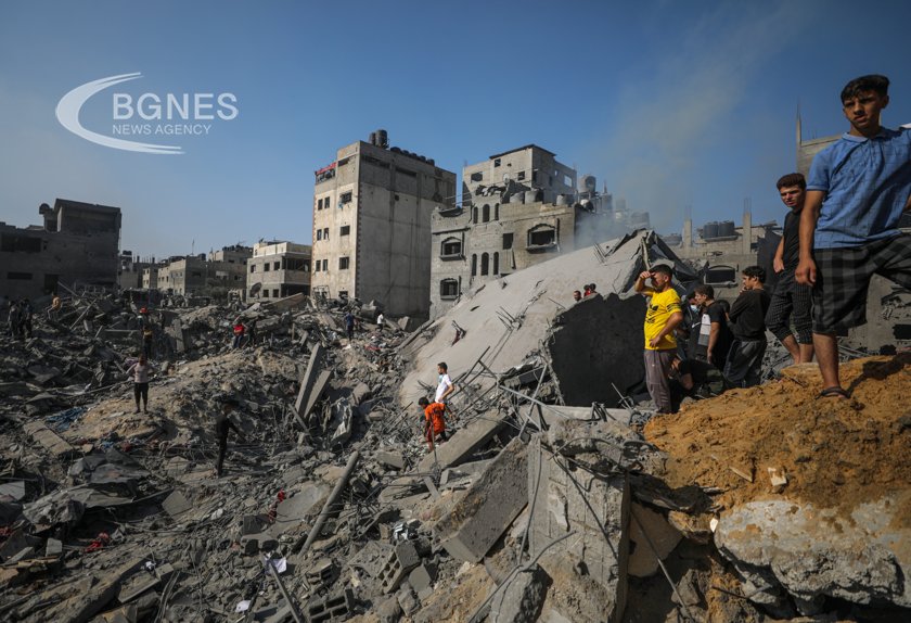 Стотици ранени жители и чужденци избягаха от Газа в Египет