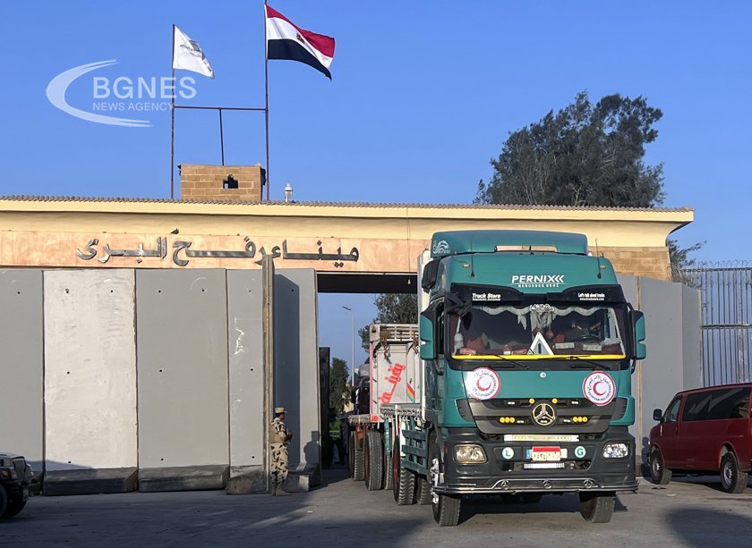 Камион с гориво влезе в Газа през граничния пункт Рафах