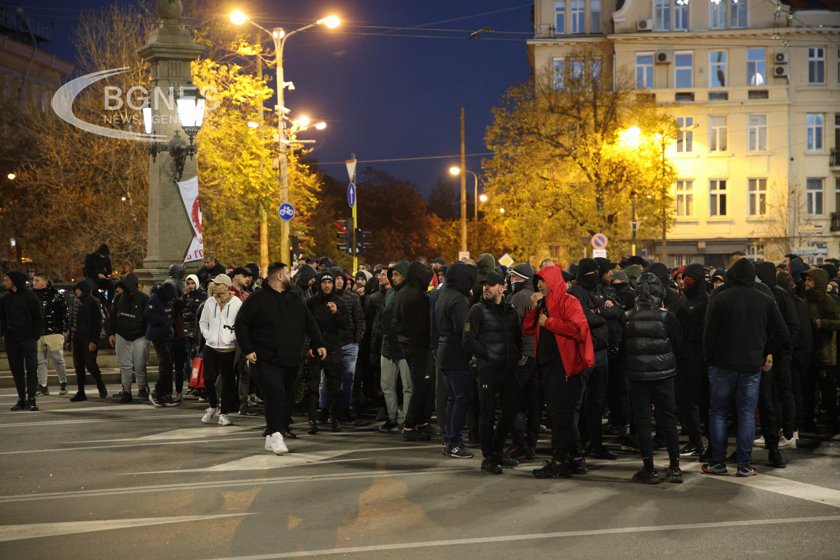Фенове на ЦСКА блокираха движението на Орлов мост в центъра