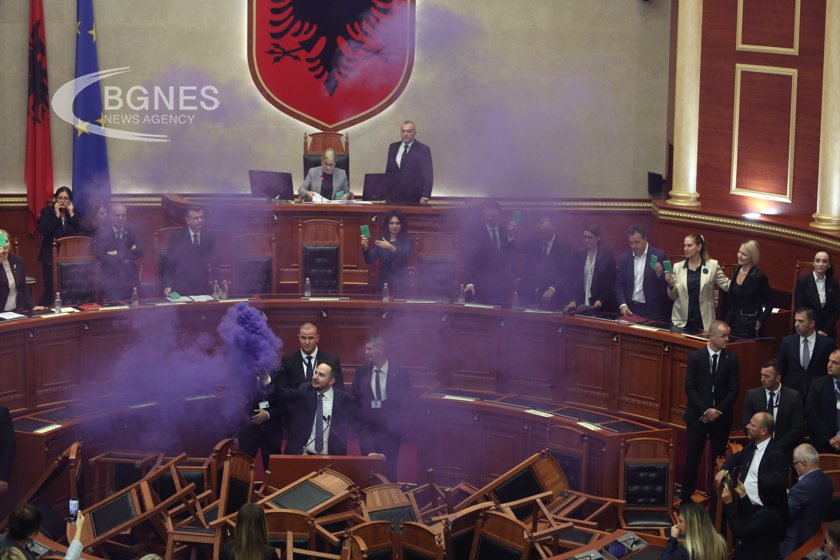В напрегната обстановка днешното пленарно заседание на албанския парламент протече