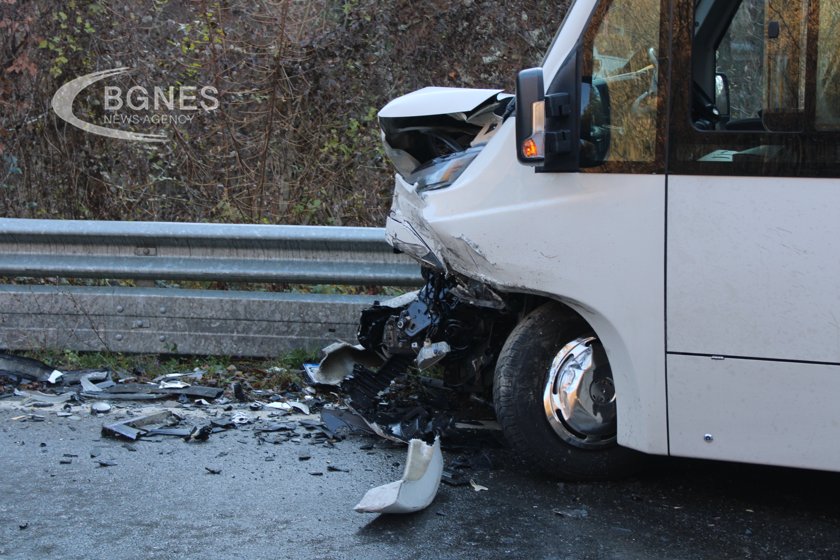 Автобус превозващ 16 деца е катастрофирал край Дряново Починал е