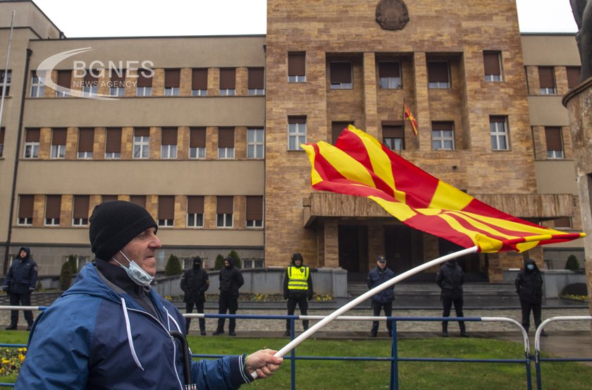 Най големите парламентарно представени партии в Северна Македония днес обсъждат