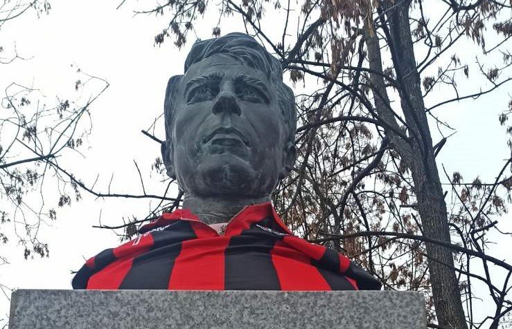 Фенове на Локомотив София поднесоха цветя на паметника на легендата
