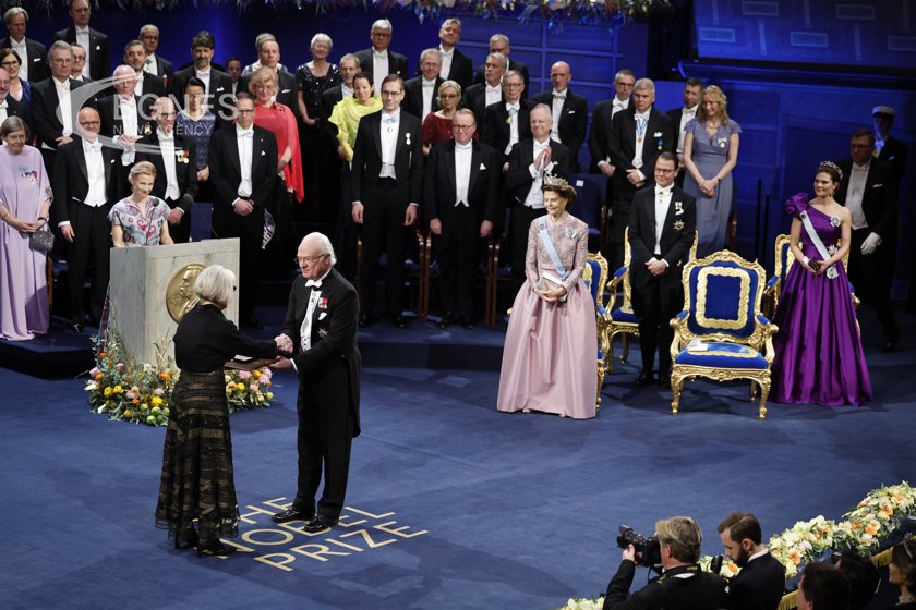 Шведския крал Карл 16-и Густав връчи днес Нобеловите награди за