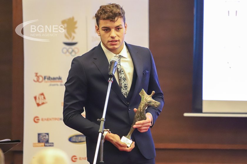 Плувецът Петър Мицин получи приза Спортен Икар на Фондация Български
