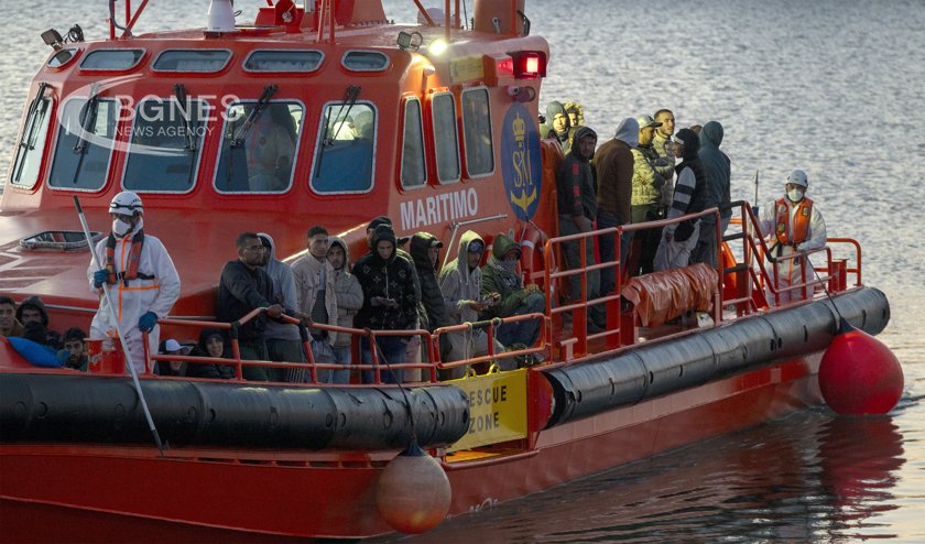 Лодка превозваща над 60 мигранти се преобърна в Ламанша край