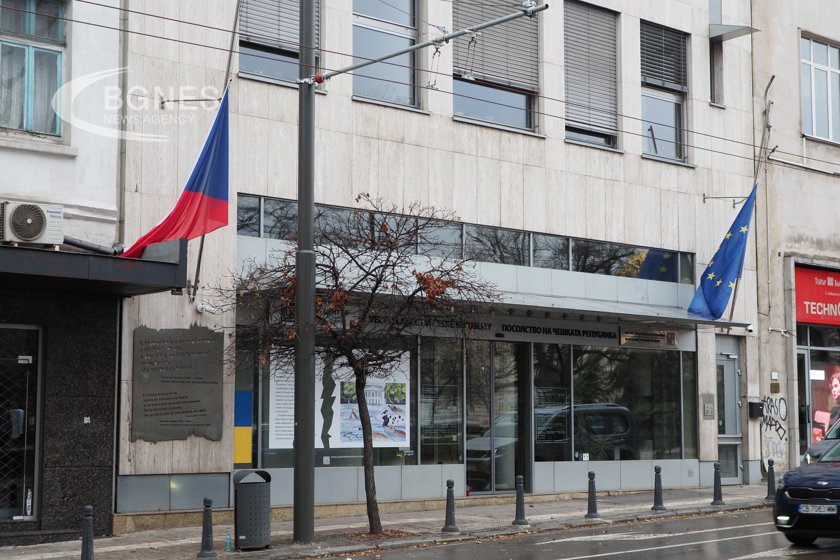 Посолството на Чешката република в България свали наполовина националния си
