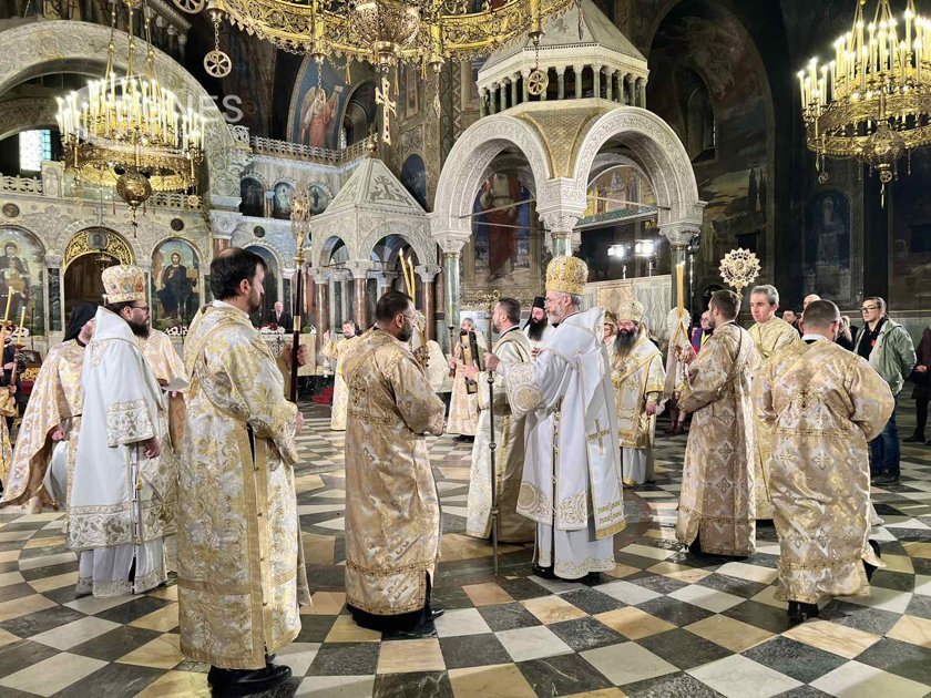 Празнична Василиева света литургия се отслужва в патриаршеската катедрала Св