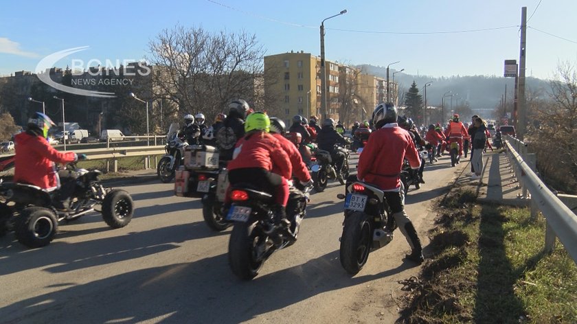 Стотици мотористи преоблечени като Дядо Коледа излязоха на шествие по