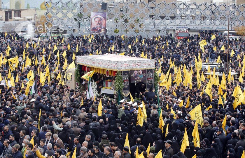 Хиляди хора се събраха в иранската столица Техеран за погребението