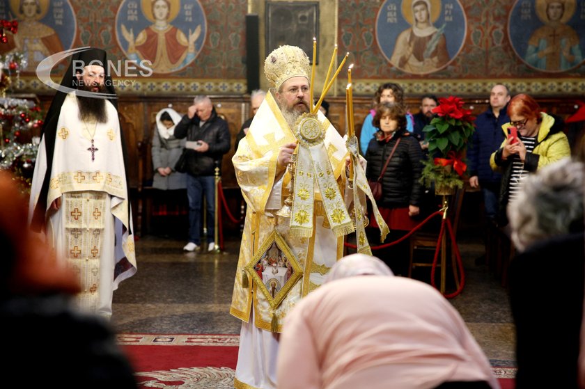 Десетки православни миряни се събраха в митрополитския храм Св Неделя