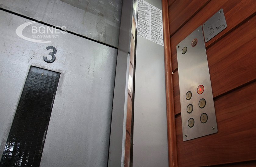 От днес спират асансьорите без предпазен щит Изискването старите асансьори