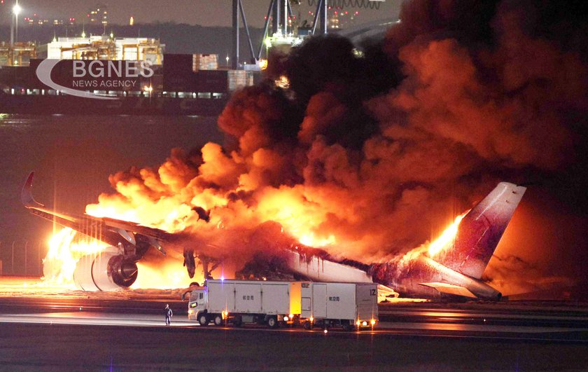 Самолет на Japan Airlines беше в пламъци на пистата на