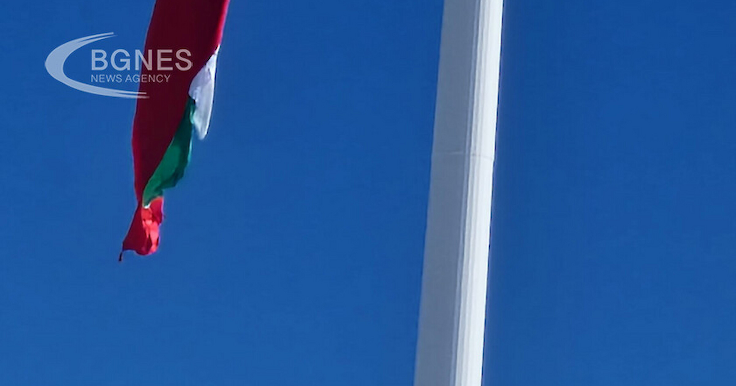 Българското знаме на пилона на Рожен което бе поставено по