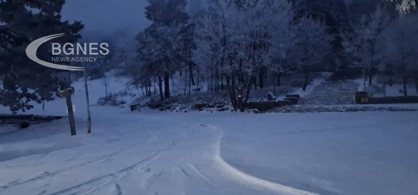 Сняг вали на проходите Шипка и Републиката Видимостта е намалена