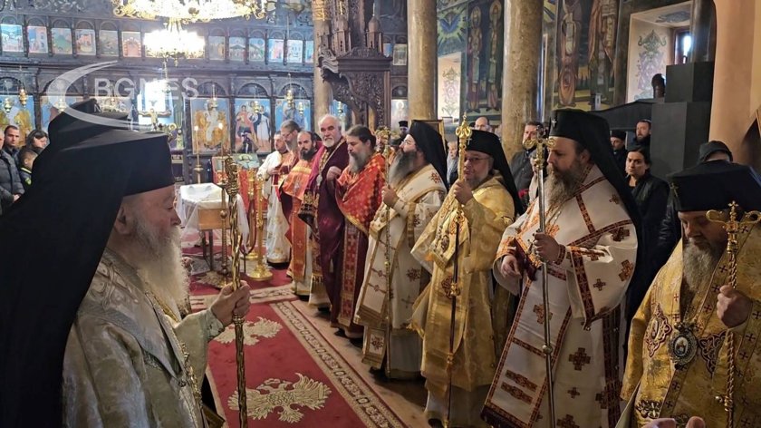 Стотици миряни дойдоха в църквата Свети Великомъченик Димитър“ в Сливен,