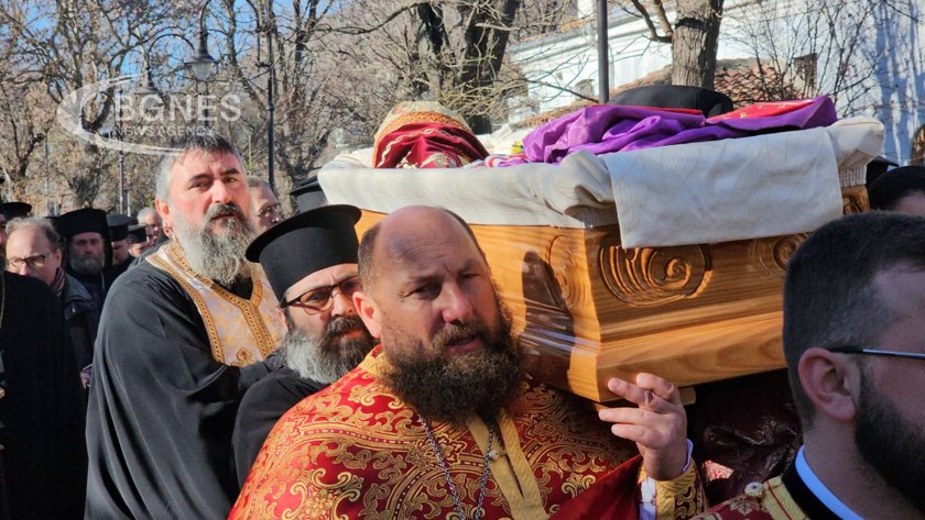 Сливенският митрополит Йоаникий бе погребан в двора при олтара на