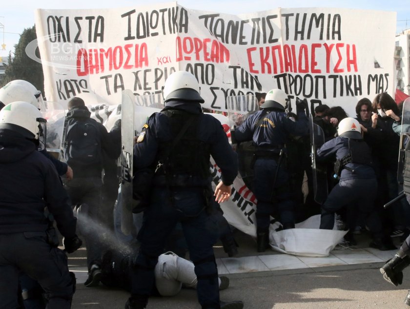 Хиляди гръцки студенти се събраха в Атина и други градове