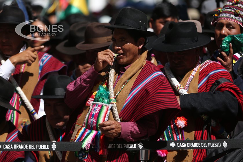 Хиляди боливийци се събраха на обществени места, за да дъвчат