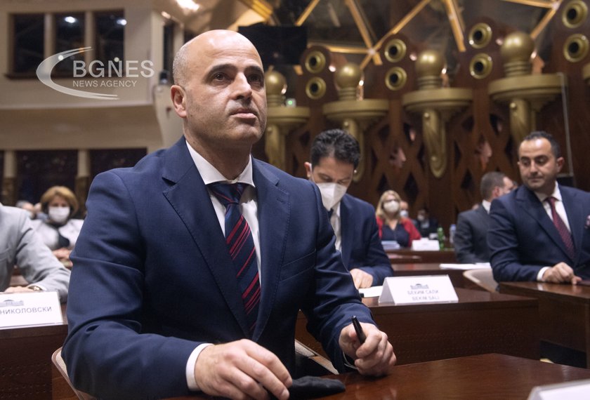 Македонският премиер Димитър Ковачевски депозира оставката си в парламента което