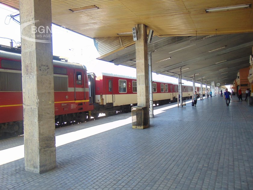 Пътнически влак пътуващ снощи от Истанбул до София и бетоновоз