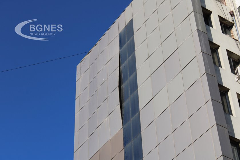Силният вятър отлепи пана на най високата сграда в Разлог районът