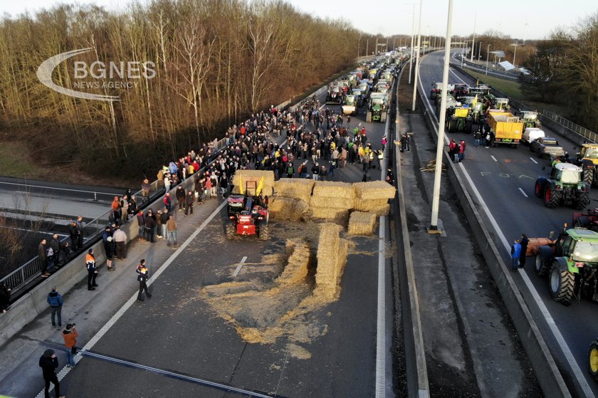 Гневни фермери блокираха в неделя главна магистрала в Белгия част