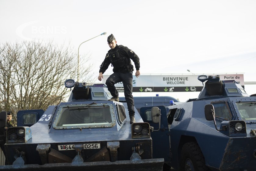 Френските фермери започнаха да затварят основни магистрали около Париж заплашвайки