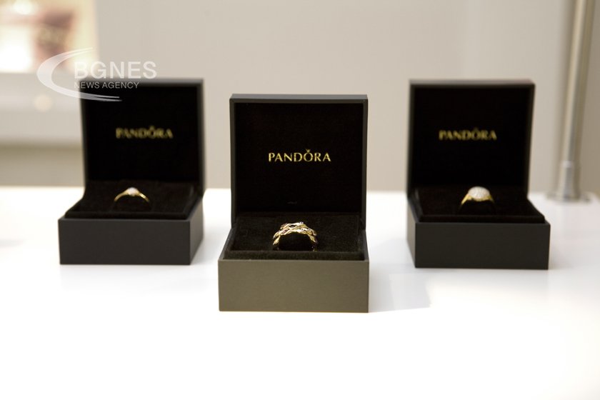 Компанията Pandora известна с достъпните си сребърни украшения е най голямата