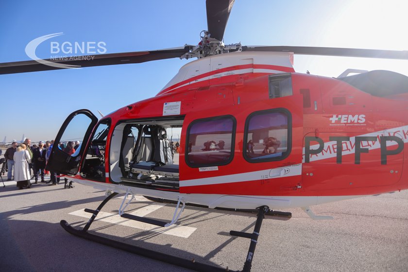 Първият от общо шест хеликоптера за спешна медицинска помощ по