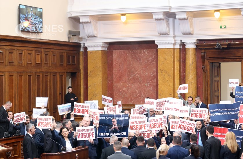 Депутатите от опозиционната коалиция Сърбия срещу насилието вместо в залата