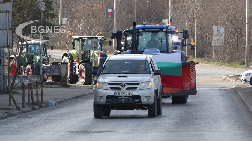 Четвърти ден земеделци блокираха района на Дунав мост при Русе.