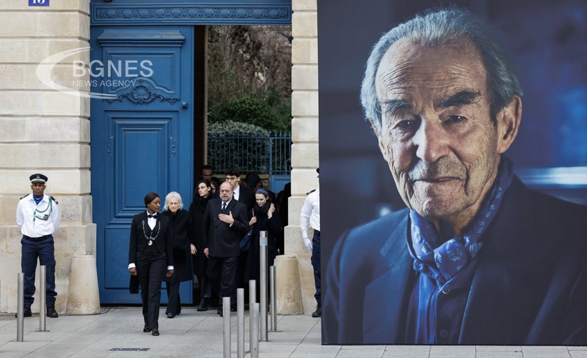 Френският президент Еманюел Макрон отдаде почит на Робер Бадентер който