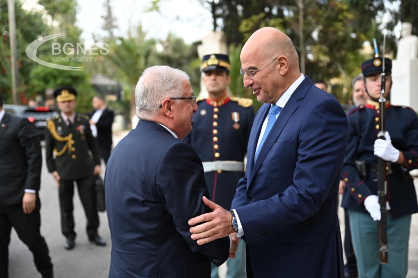 Министърът на отбраната на Турция Яшар Гюлер и гръцкият му