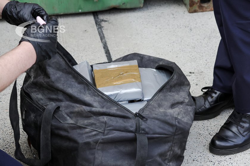 Черна найлонова торба съдържаща повече от килограм кокаин е изплувала