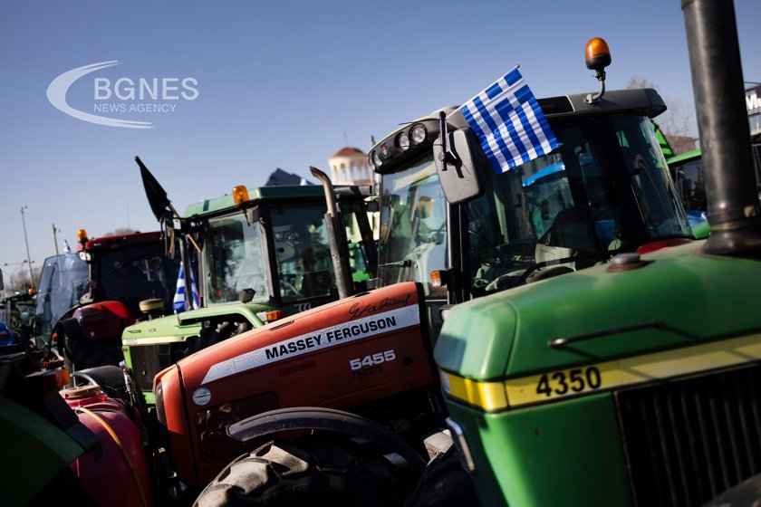 Стотици гръцки фермери се отправиха към Атина за да протестират