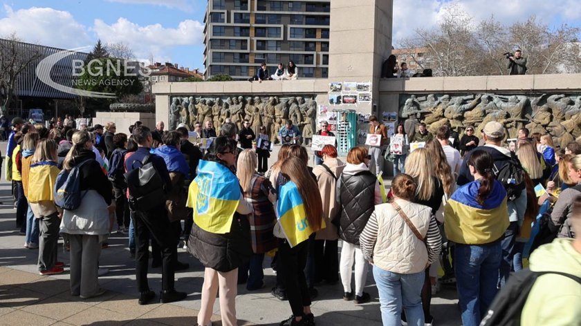 Антивоенен митинг срещу войната в Украйна се проведе пред паметника