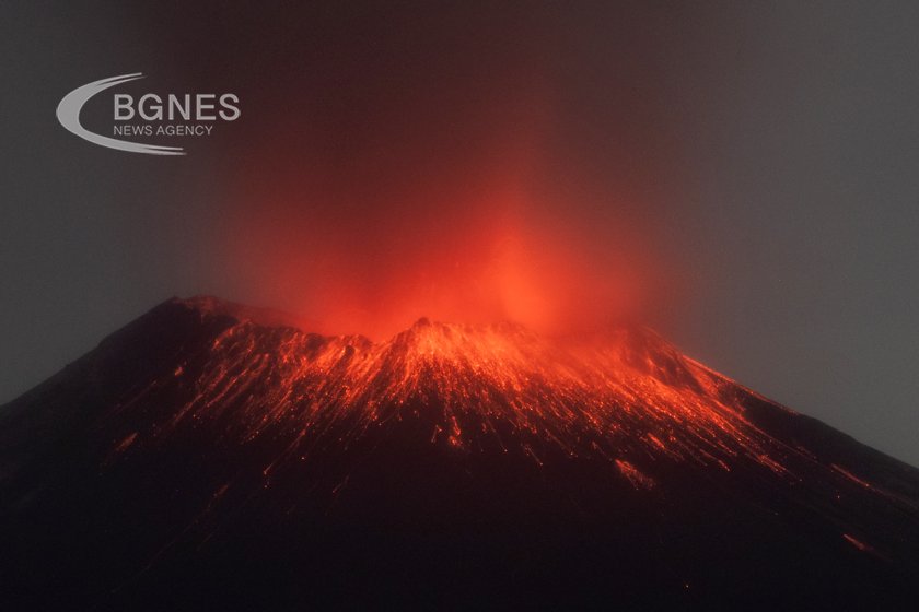 Пепел изхвърлена от вулкана Попокатепетл край Мексико Сити вчера накара