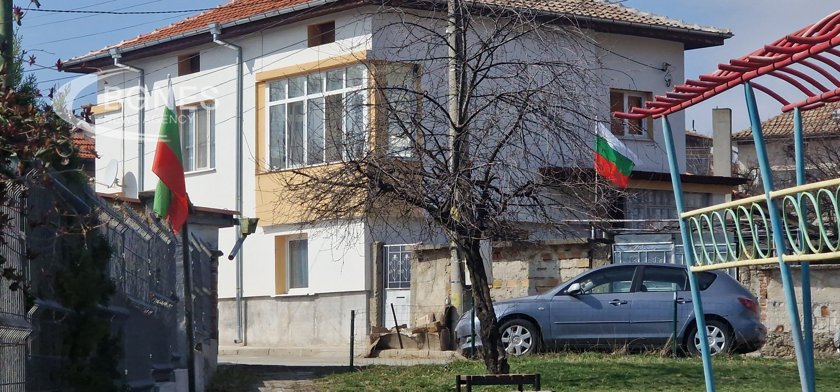 Калофер се събуди със стотици български знамена по къщите си